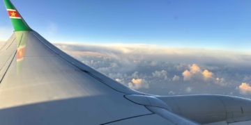 Surinam Airways Boeing 737 tijdens een lijnvlucht.