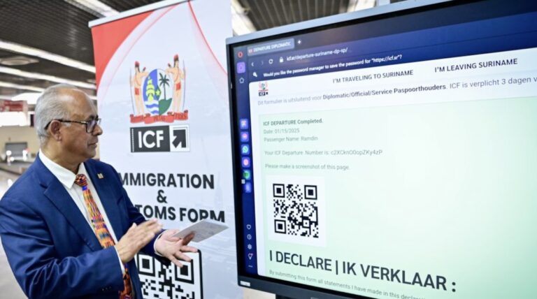 Voormalig BIBIS-minister Albert Ramdin tijdens de invoering van het ICF