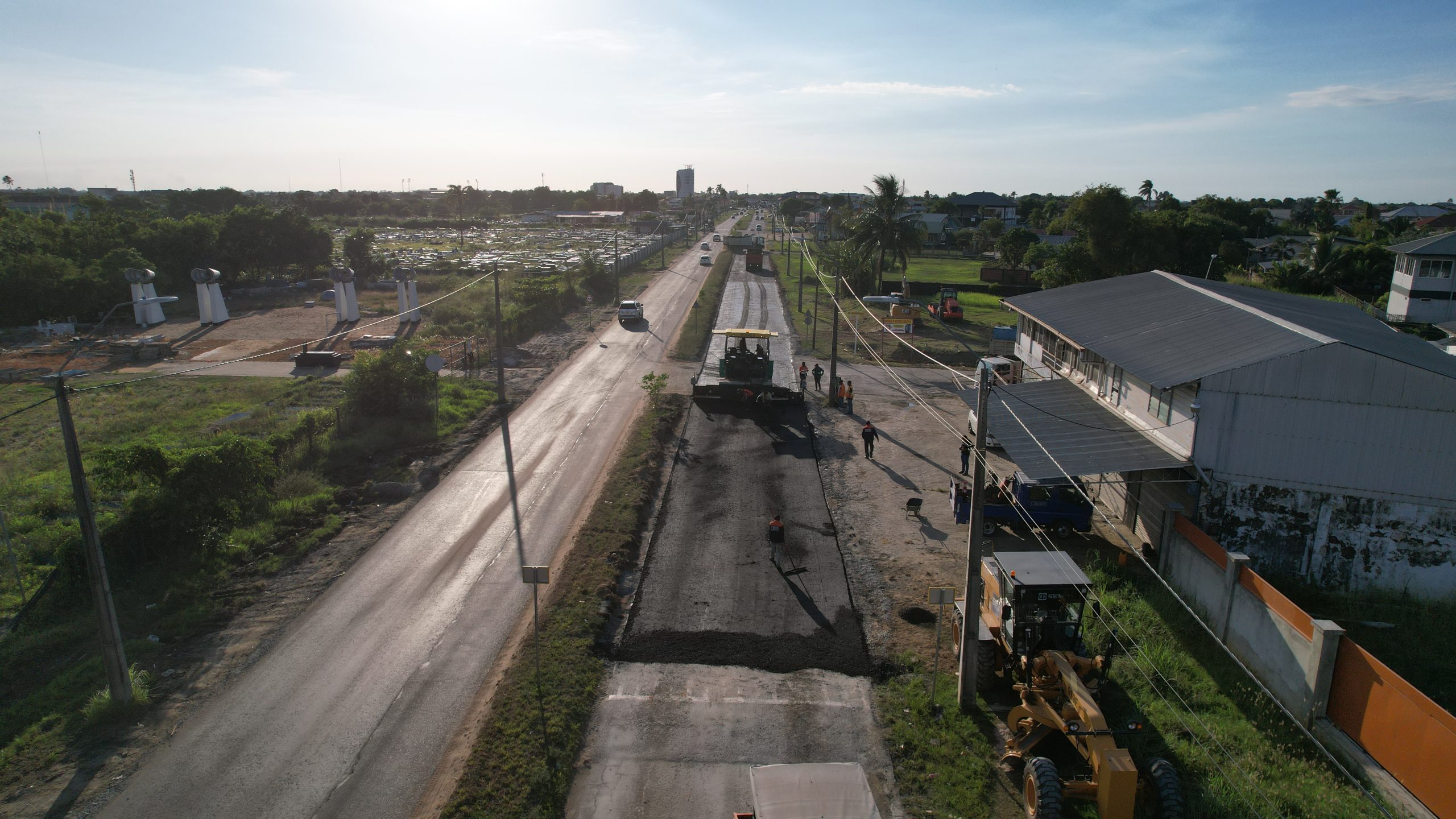 Het beschadigde wegdek van de J. Lachmonstraat wordt hersteld