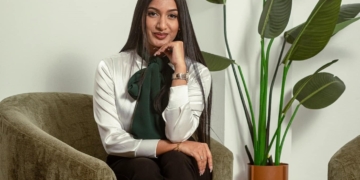 Naina Sewradj rondt masteropleiding af met onderzoek naar SPF en UBO-register in Suriname.
