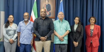 Minister Melvin Bouva installeerde de nieuwe Raad van Toezicht van het Suriname Diplomaten Instituut, die de verdere professionalisering van diplomatieke opleidingen moet begeleiden. Foto: CDS
