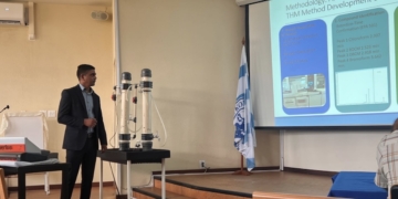 Ritesh Gayadin studeerde met een 8 af aan AdeKUS na onderzoek naar desinfectiebijproducten en mogelijke verbeteringen in de Surinaamse drinkwaterzuivering. Foto: CDS