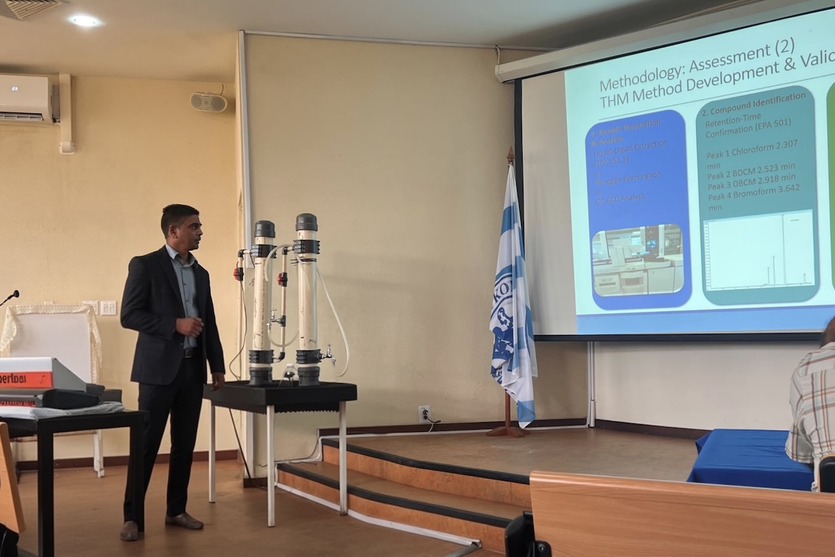 Ritesh Gayadin studeerde met een 8 af aan AdeKUS na onderzoek naar desinfectiebijproducten en mogelijke verbeteringen in de Surinaamse drinkwaterzuivering. Foto: CDS