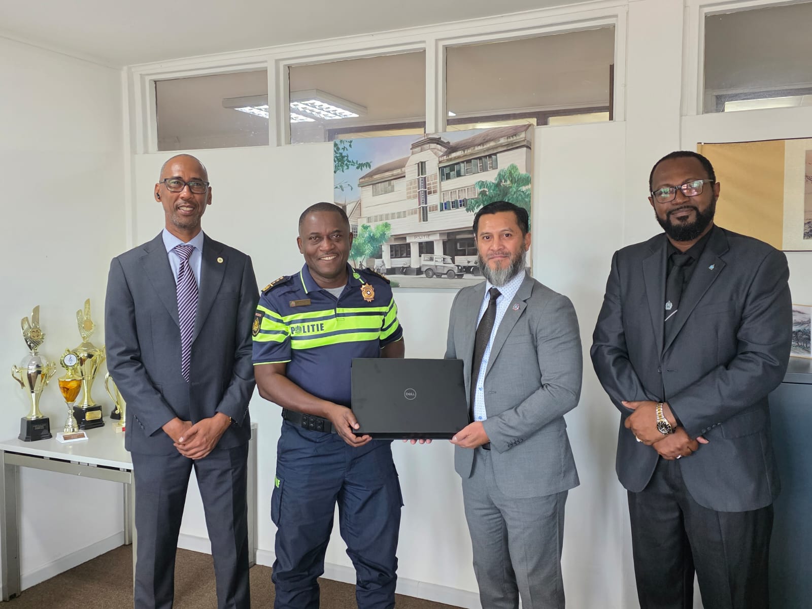 INTERPOL Washington schenkt gespecialiseerde software en apparatuur aan NCB Paramaribo via Project Terminus.