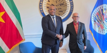 Minister Melvin Bouva en OAS-secretaris-generaal Albert Ramdin bespraken in Washington mogelijkheden om de samenwerking tussen Suriname en de regionale organisatie te versterken. Foto: CDS