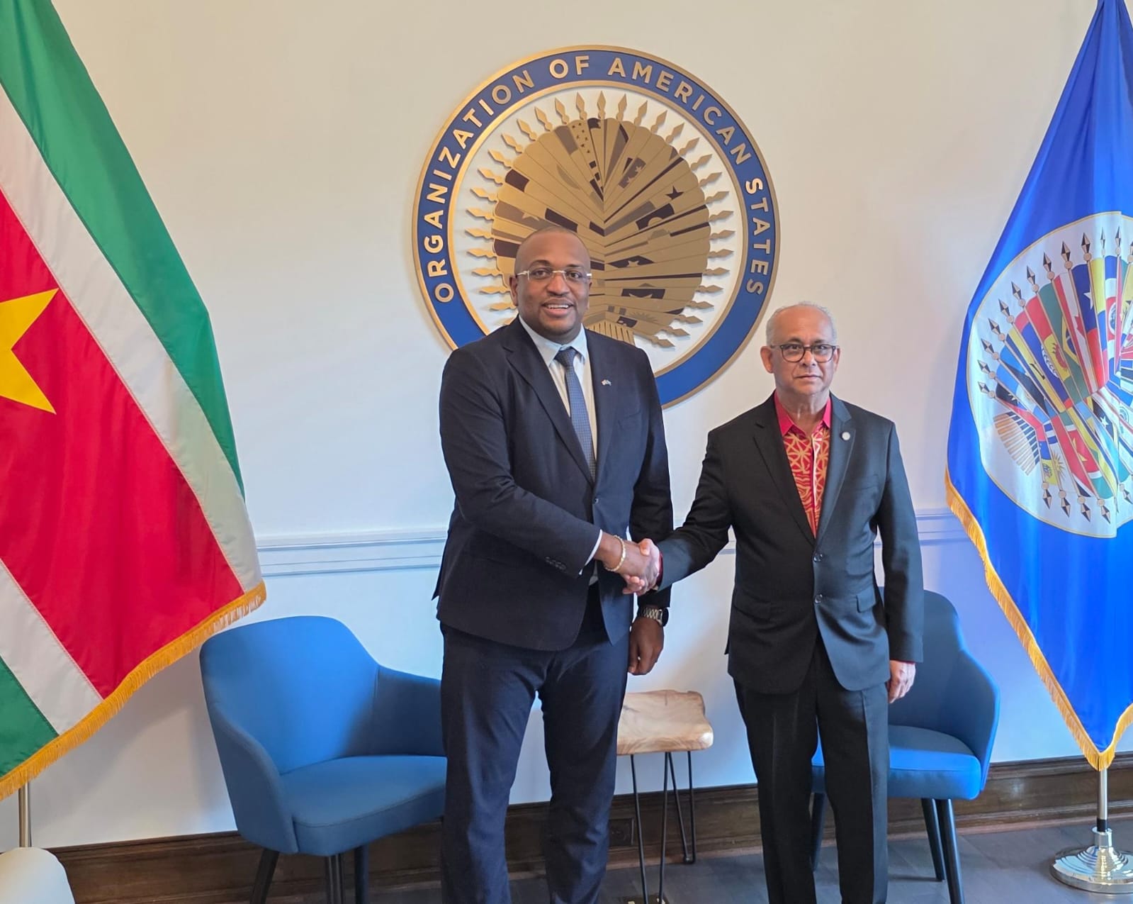 Minister Melvin Bouva en OAS-secretaris-generaal Albert Ramdin bespraken in Washington mogelijkheden om de samenwerking tussen Suriname en de regionale organisatie te versterken. Foto: CDS