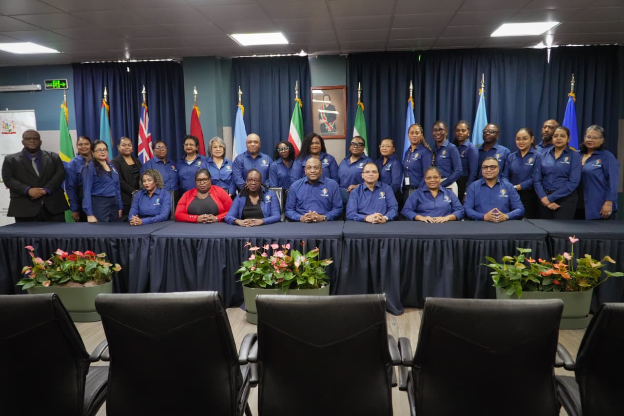 Minister Melvin Bouva presenteerde samen met stuurcommissievoorzitter Juan Pawiroredjo de Suriname Diplomatic Week, die van 18 tot en met 24 november plaatsvindt. Foto: CDS