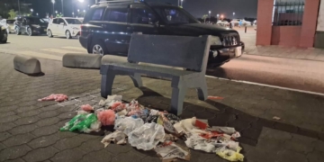 'Voorbijgangers gooien afval bovenop bestaande hoop.'