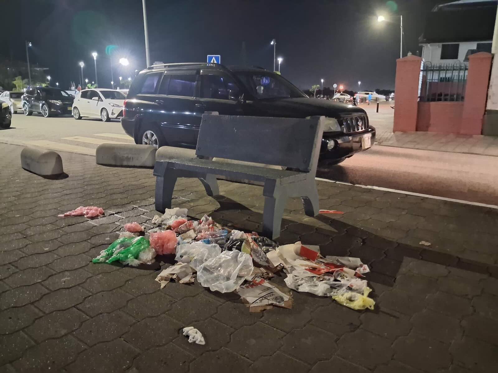 'Voorbijgangers gooien afval bovenop bestaande hoop.'