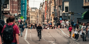 Surinamers integreren volop in Nederland, maar zoeken vaak vertrouwde sociale kringen. Foto: Amsterdam stadscentrum