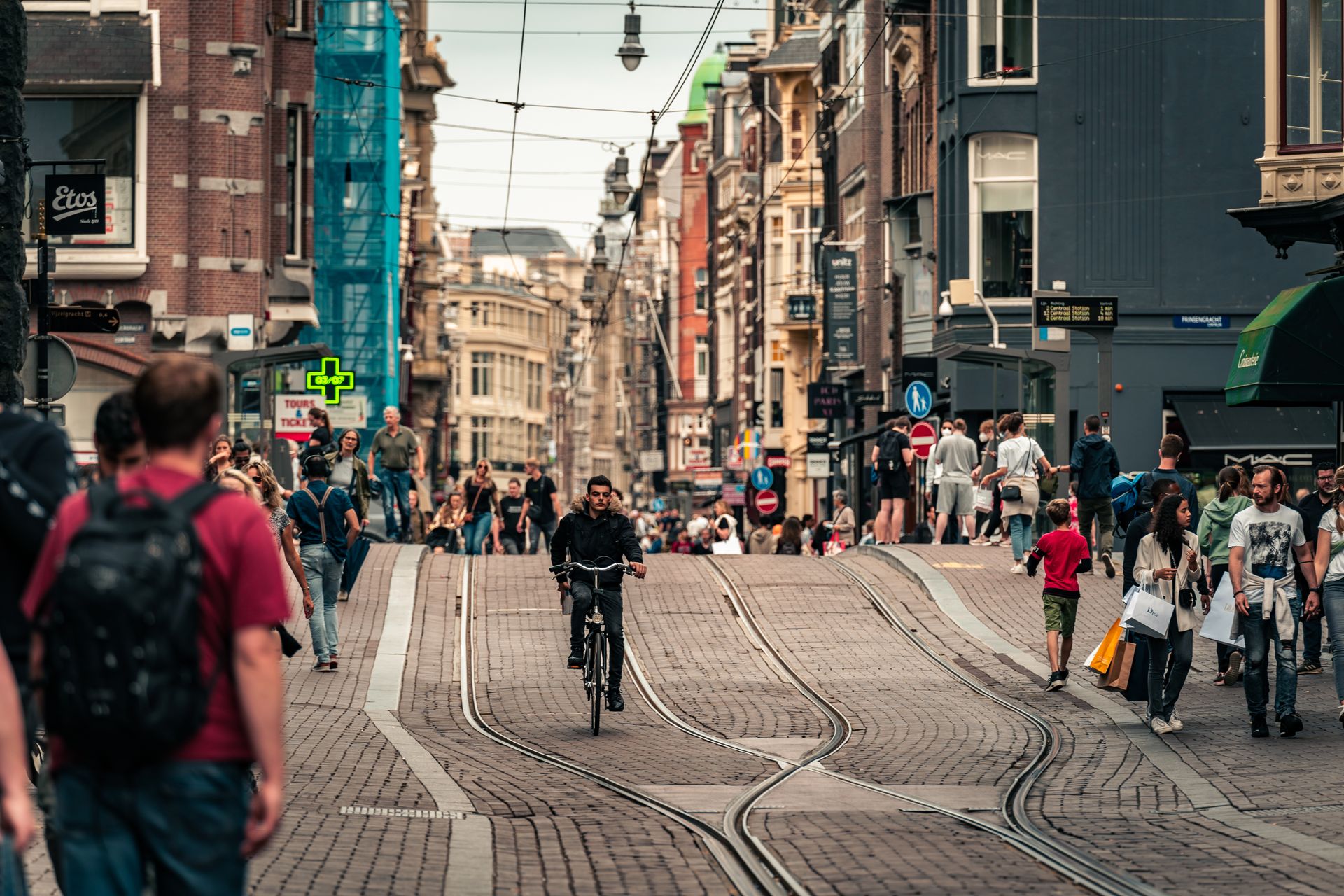 Surinamers integreren volop in Nederland, maar zoeken vaak vertrouwde sociale kringen. Foto: Amsterdam stadscentrum