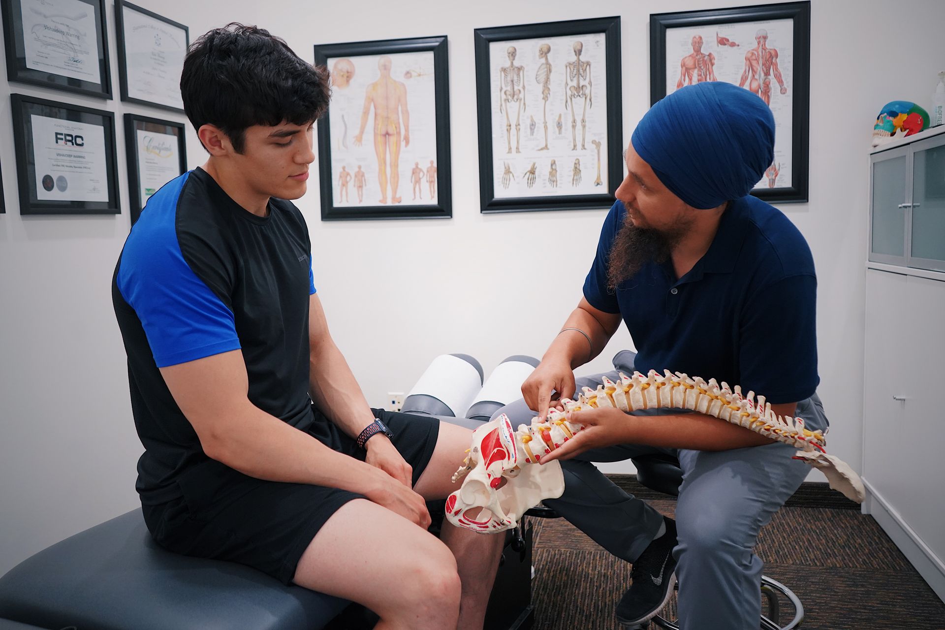 'Wie alleen heeft leren kraken mag zich geen chiropractor noemen.' Foto: illustratief