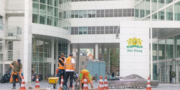 Surinaamse nieuwkomers ontdekken soms dat Nederlandse kantoren meer verwachten dan alleen goed werk. Foto: Stadhuis Den Haag (illustratiefoto)