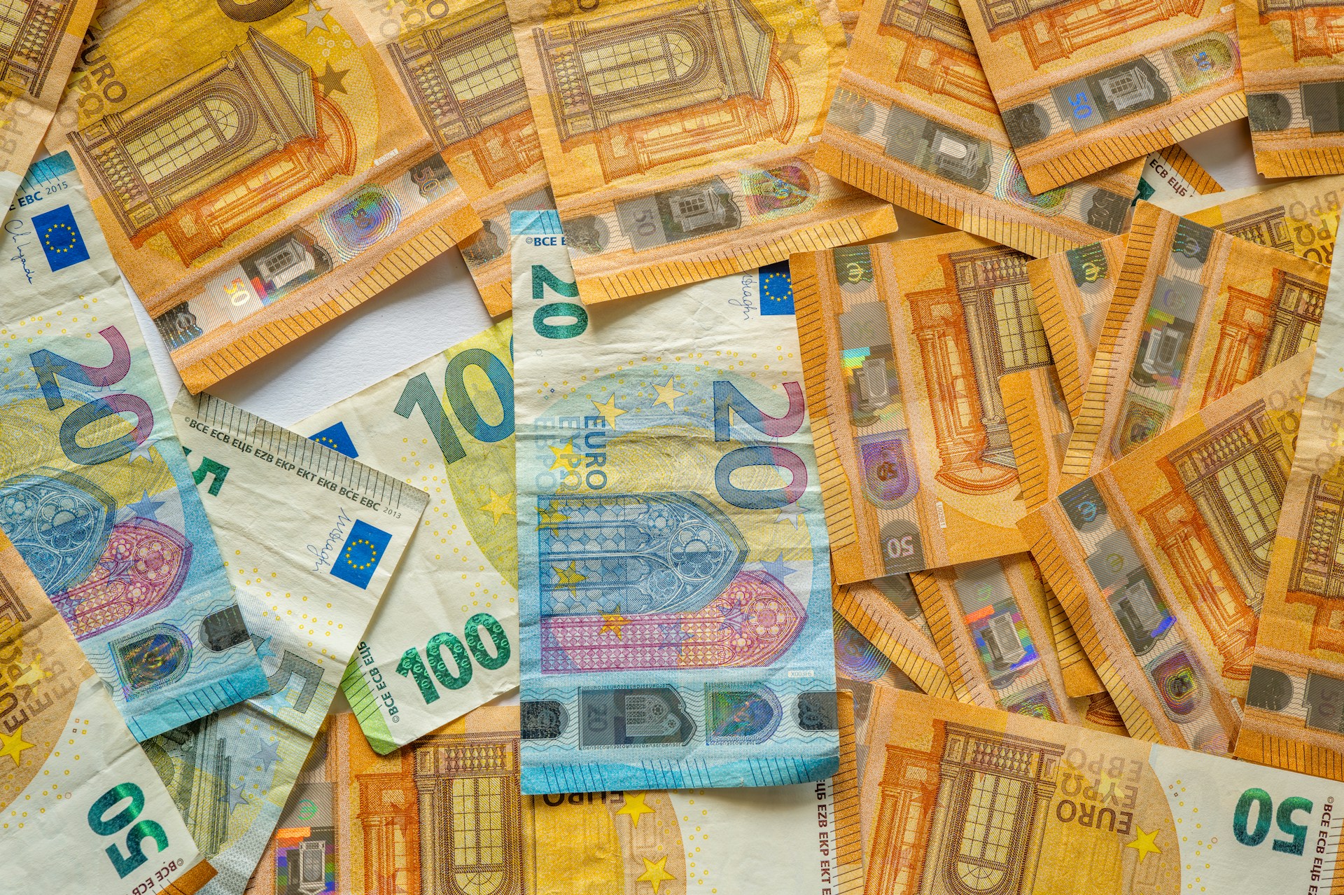 UWV onderzoekt ongeveer 52.000 WIA-uitkeringen op mogelijke berekeningsfouten. Ook mensen die inmiddels in Suriname wonen, kunnen onder de herstelregeling vallen.