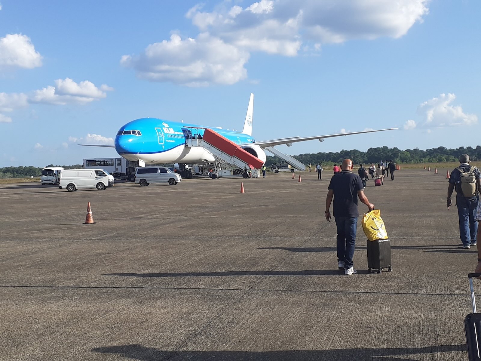 klm boeing 777 op zanderij