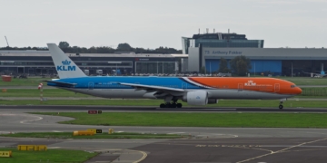 Voor nu vliegt de KLM met de 777 van en naar Suriname. Foto: Boeing 777 op Schiphol