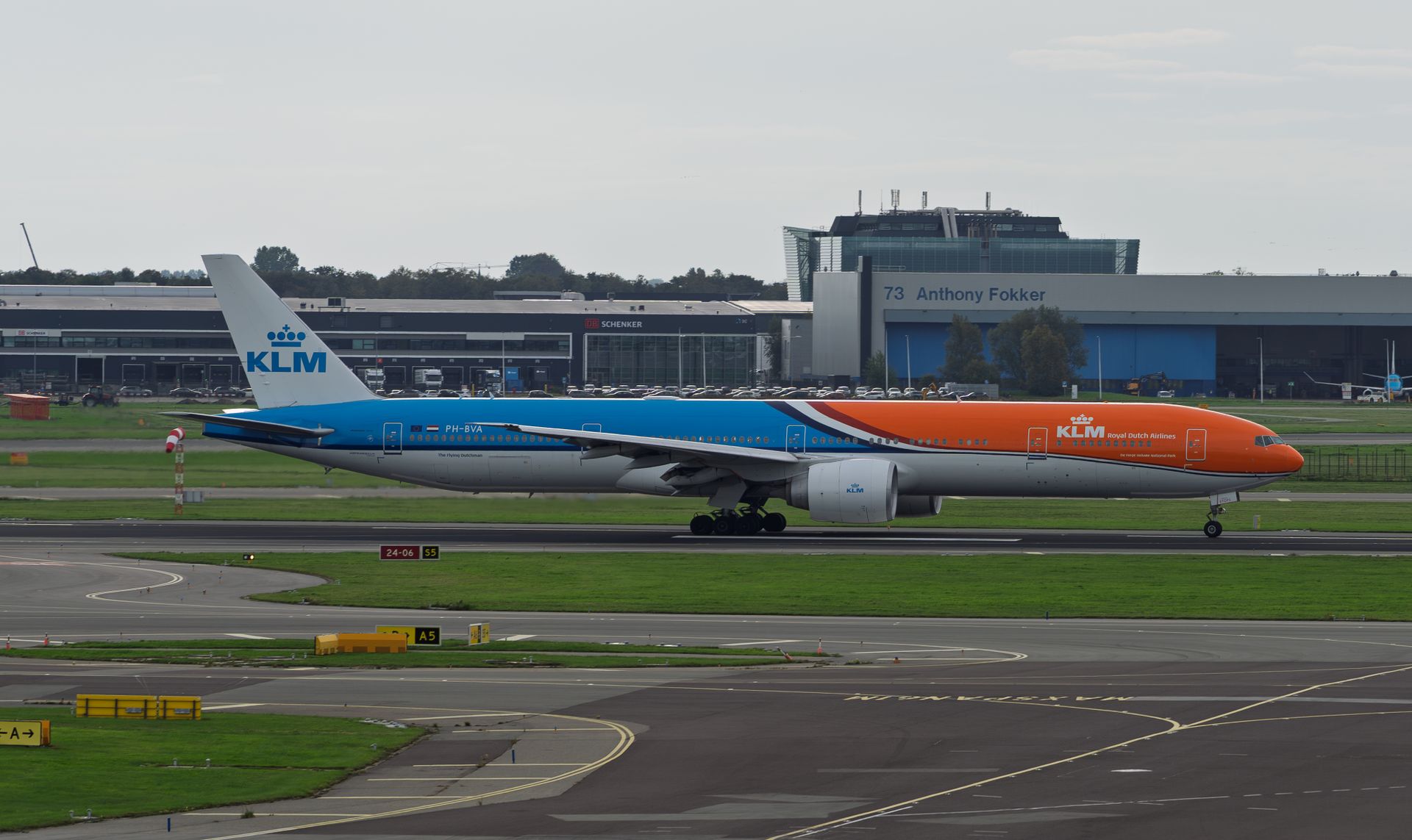 Voor nu vliegt de KLM met de 777 van en naar Suriname. Foto: Boeing 777 op Schiphol