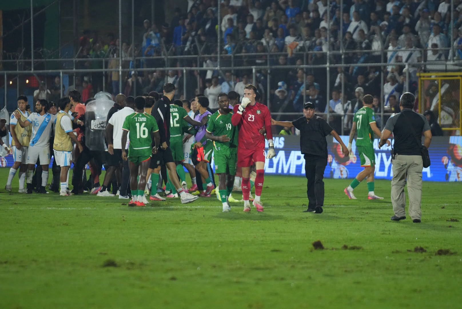 Rode kaart en racisme overschaduwen verloren duel van Suriname in Guatemala. Foto: Carlos Ramirez, QN Sports.