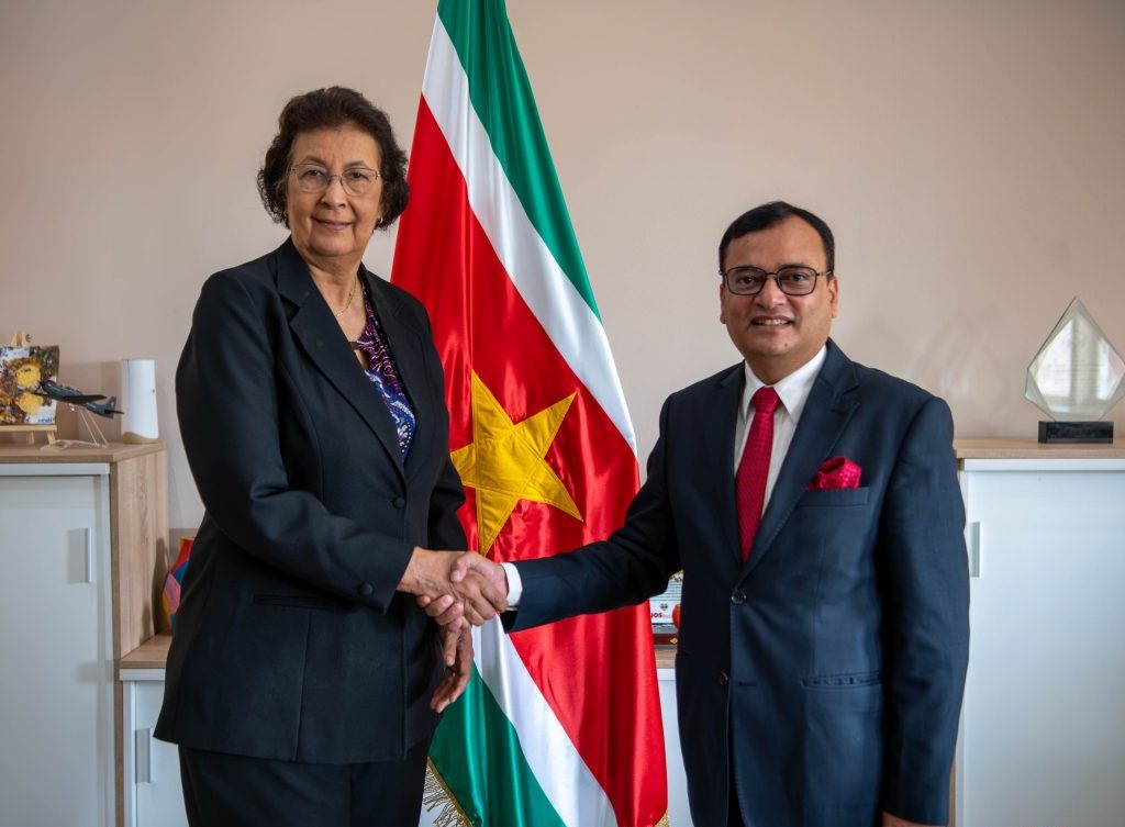 Indiase ambassadeur neemt afscheid van president Simons na diplomatieke missie in Suriname