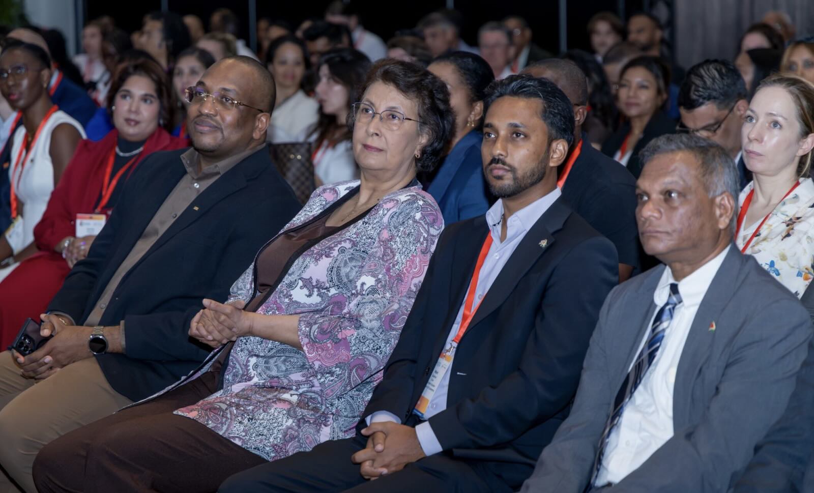 President Jennifer Geerlings-Simons riep tijdens de International Business Conference 2026 op tot meer investeringen in Surinaamse bedrijven en economische sectoren buiten de olie- en gaswinning. Foto: CDS