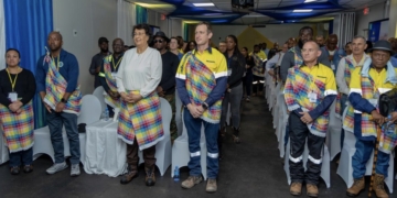 President Simons bezoekt Merian-goudmijn bij tienjarig jubileum. Foto: CDS