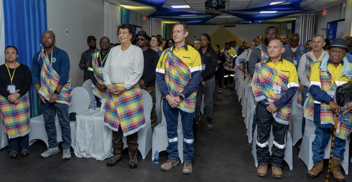 President Simons bezoekt Merian-goudmijn bij tienjarig jubileum. Foto: CDS