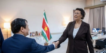President Jennifer Simons en de Vietnamese ambassadeur Bùi Văn Nghị bespraken tijdens zijn afscheidsbezoek nieuwe mogelijkheden voor samenwerking op het gebied van landbouw, energie en klimaat. Foto: CDS