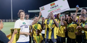 Voorwaarts veroverde de President’s Cup 2026 door SV Broki met 1-0 te verslaan en ontving een cheque van 15.000 Amerikaanse dollar. Foto: CDS