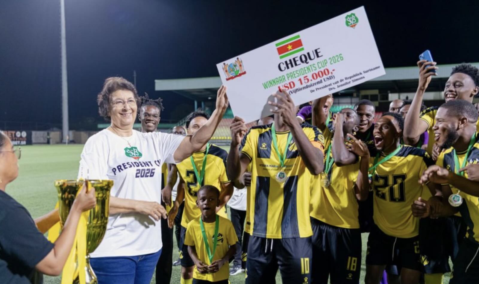 Voorwaarts veroverde de President’s Cup 2026 door SV Broki met 1-0 te verslaan en ontving een cheque van 15.000 Amerikaanse dollar. Foto: CDS