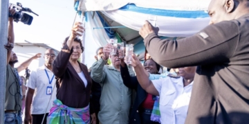 Simons en directeur Clifton Lienga van de SWM hebben het drinkwatersysteem in Sunny Point officieel in gebruik genomen.