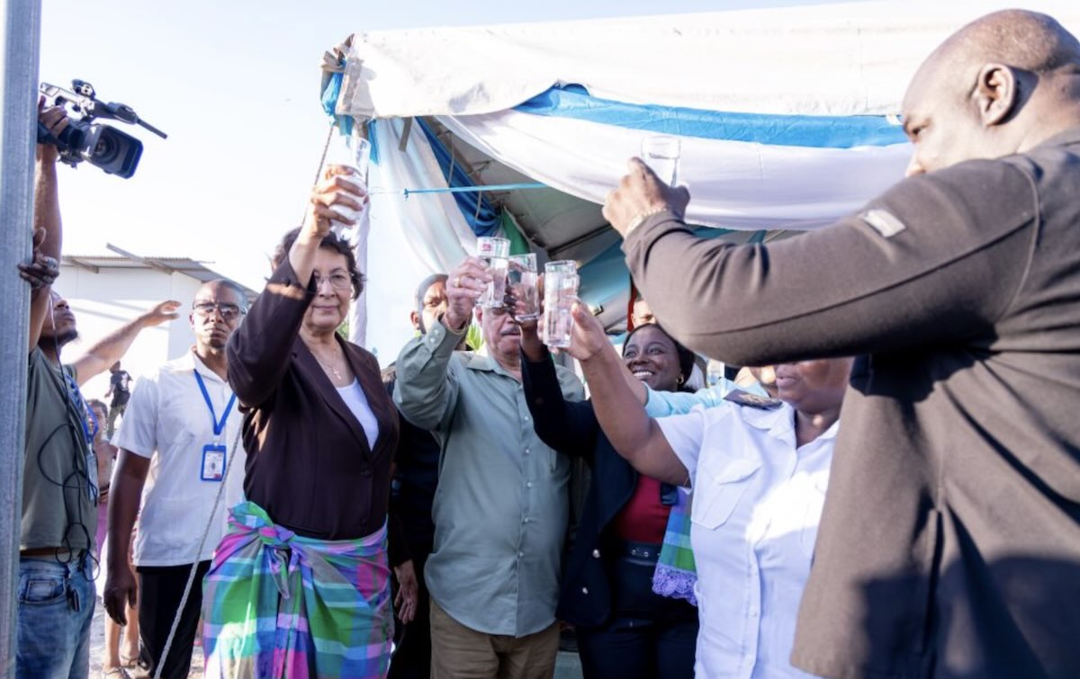 Simons en directeur Clifton Lienga van de SWM hebben het drinkwatersysteem in Sunny Point officieel in gebruik genomen.
