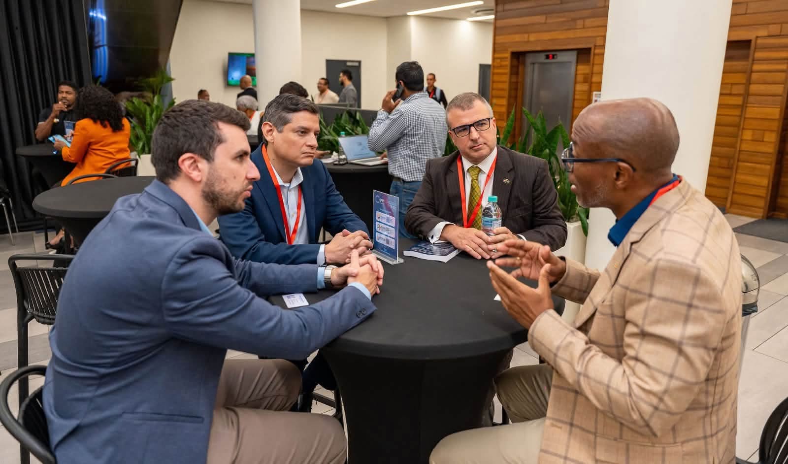 Suriname en Guyana zoeken kansen voor industriële groei en regionale samenwerking.