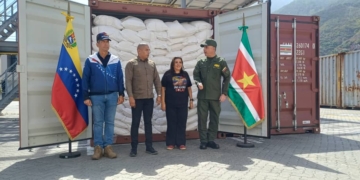 Suriname heeft in de haven van La Guaira 55,45 ton rijst overgedragen aan Venezuela als humanitaire hulp na de aardbevingen. Foto: CDS