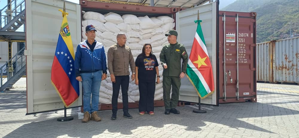 Suriname heeft in de haven van La Guaira 55,45 ton rijst overgedragen aan Venezuela als humanitaire hulp na de aardbevingen. Foto: CDS