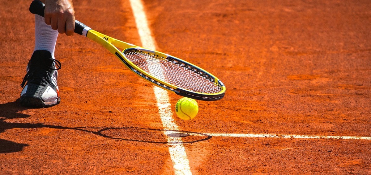 Jonge tennissers meten krachten tijdens kampioenschappen van 2026.