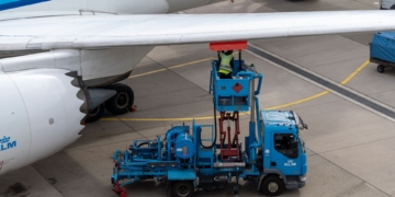 Discussie over KLM-toestellen naar Suriname. Foto: KLM kist op Schiphol