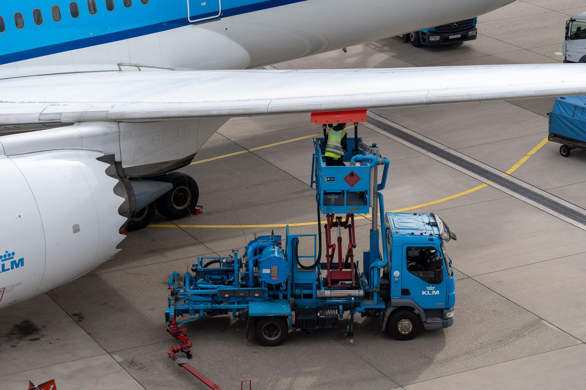 Discussie over KLM-toestellen naar Suriname. Foto: KLM kist op Schiphol