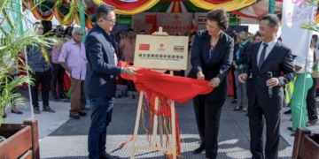 President Jennifer Simons en minister Stephen Tsang gaven het startsein voor de bouw van 350 sociale woningen in Reeberg, die door China aan Suriname worden geschonken. Foto: CDS