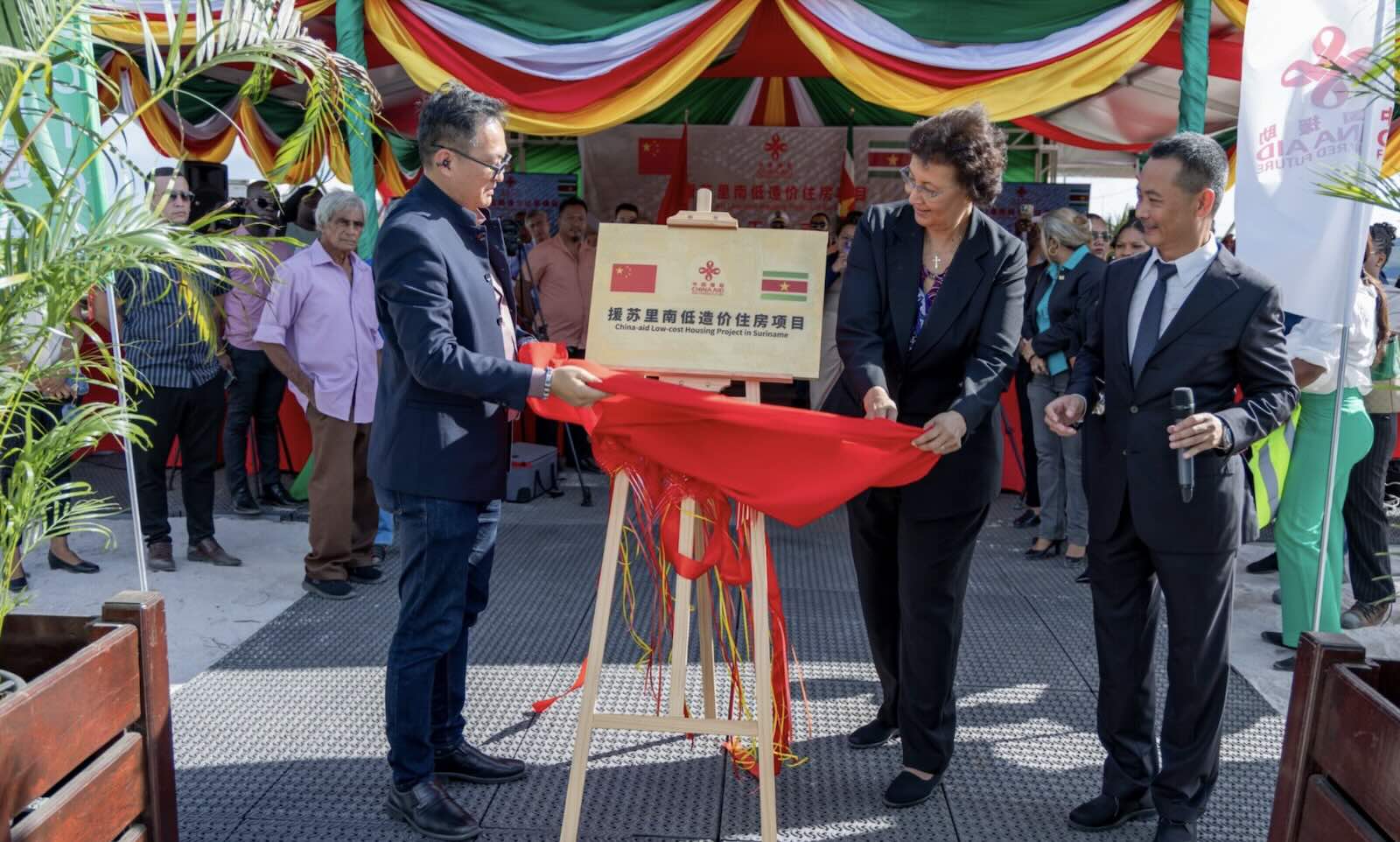 President Jennifer Simons en minister Stephen Tsang gaven het startsein voor de bouw van 350 sociale woningen in Reeberg, die door China aan Suriname worden geschonken. Foto: CDS
