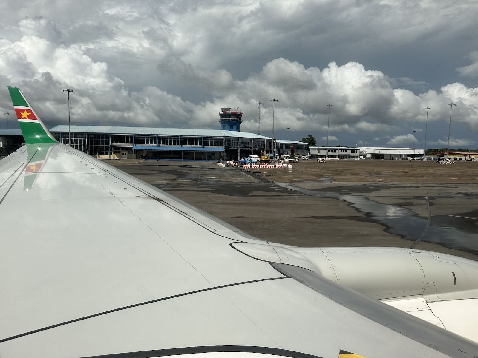 Familieleden kijken vaak uit naar de aankomst van dierbaren uit Nederland, terwijl reizigers na de lange vlucht soms vooral behoefte hebben aan rust. Foto: SLM-kist op Zanderij